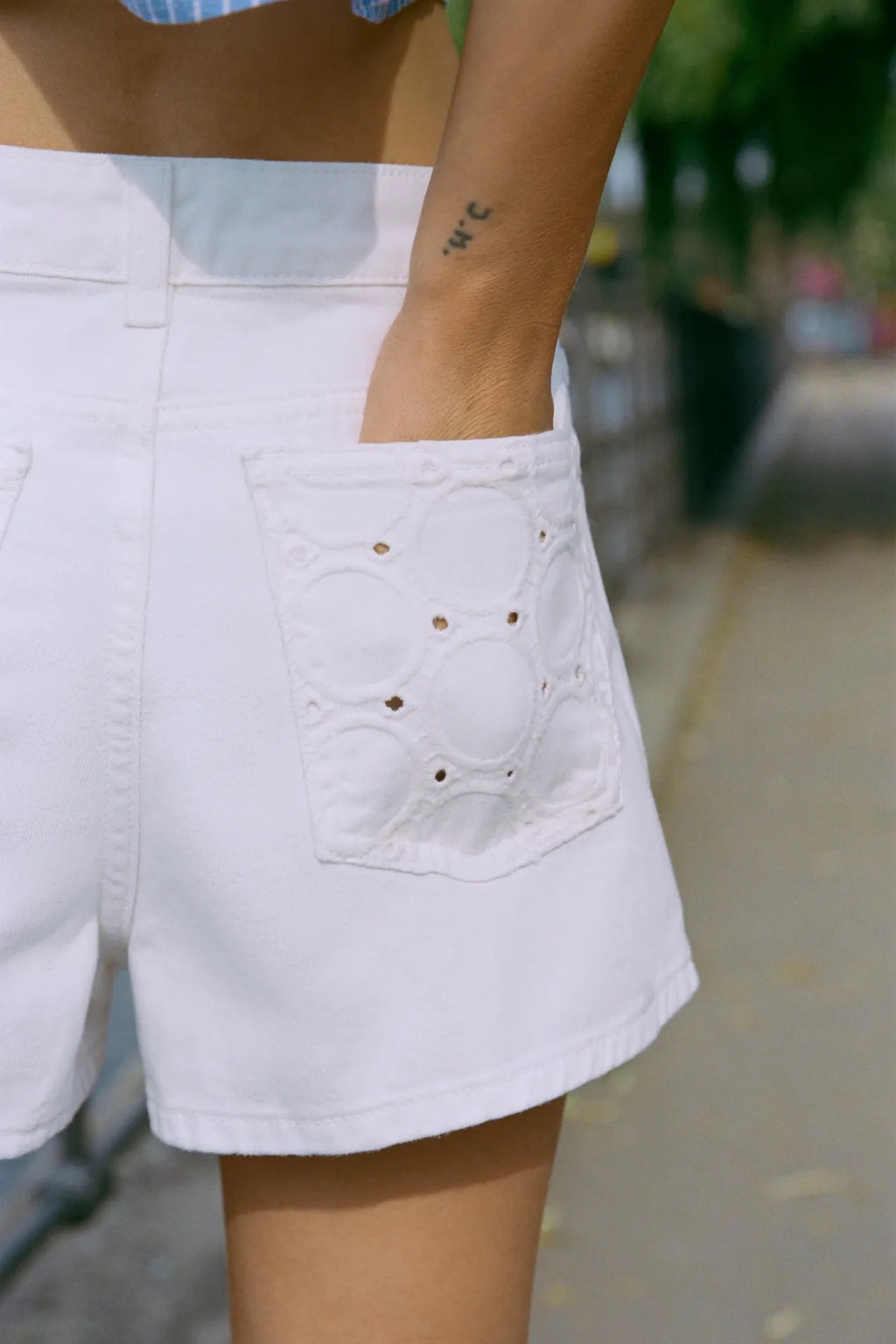 Short leora
