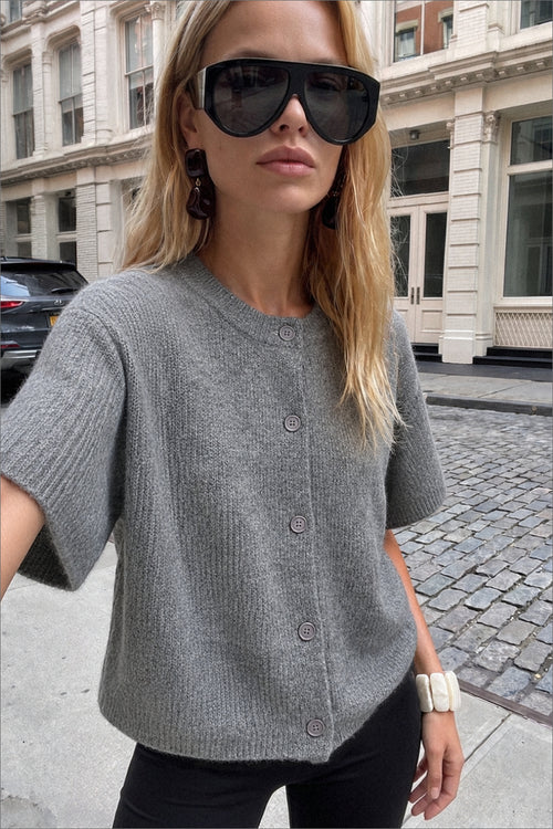 Cardigan Naëlya — grey melange cardigan worn in a streetwear look